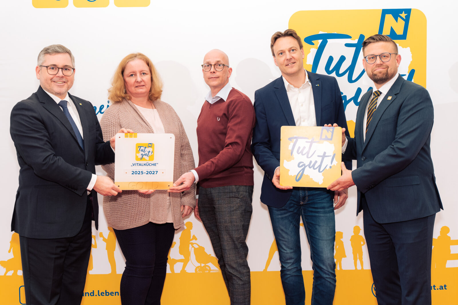 Landesrat und Team der Schule bei der Überreichung der Auszeichnung