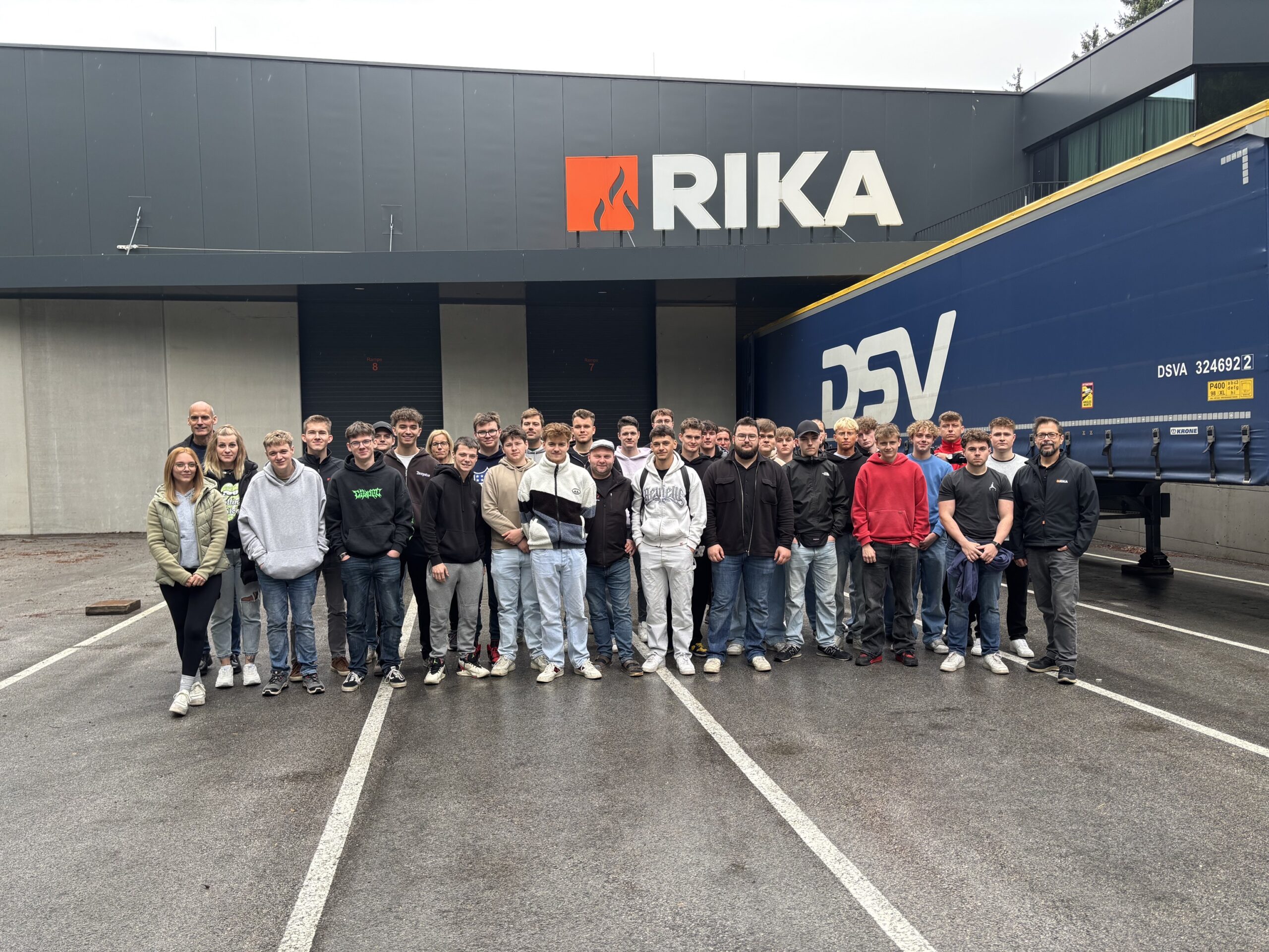Gruppenbild der Exkursion bei der Firma RIKA Ofentechnik GmbH der Klassen 3R1 und 3R2
