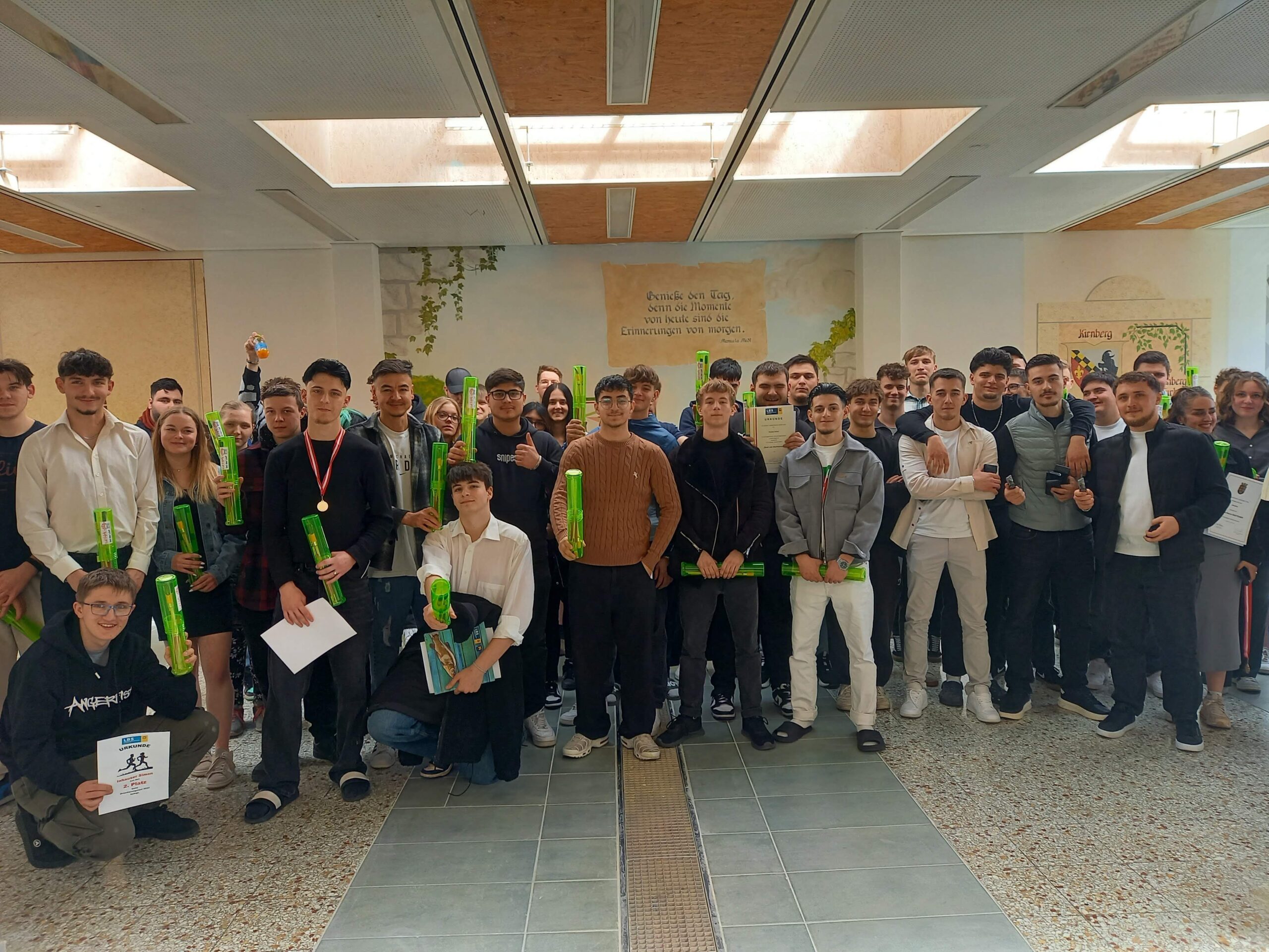 Gruppenbild der Pinselübergabe der Gewerkschaft Bau-Holz