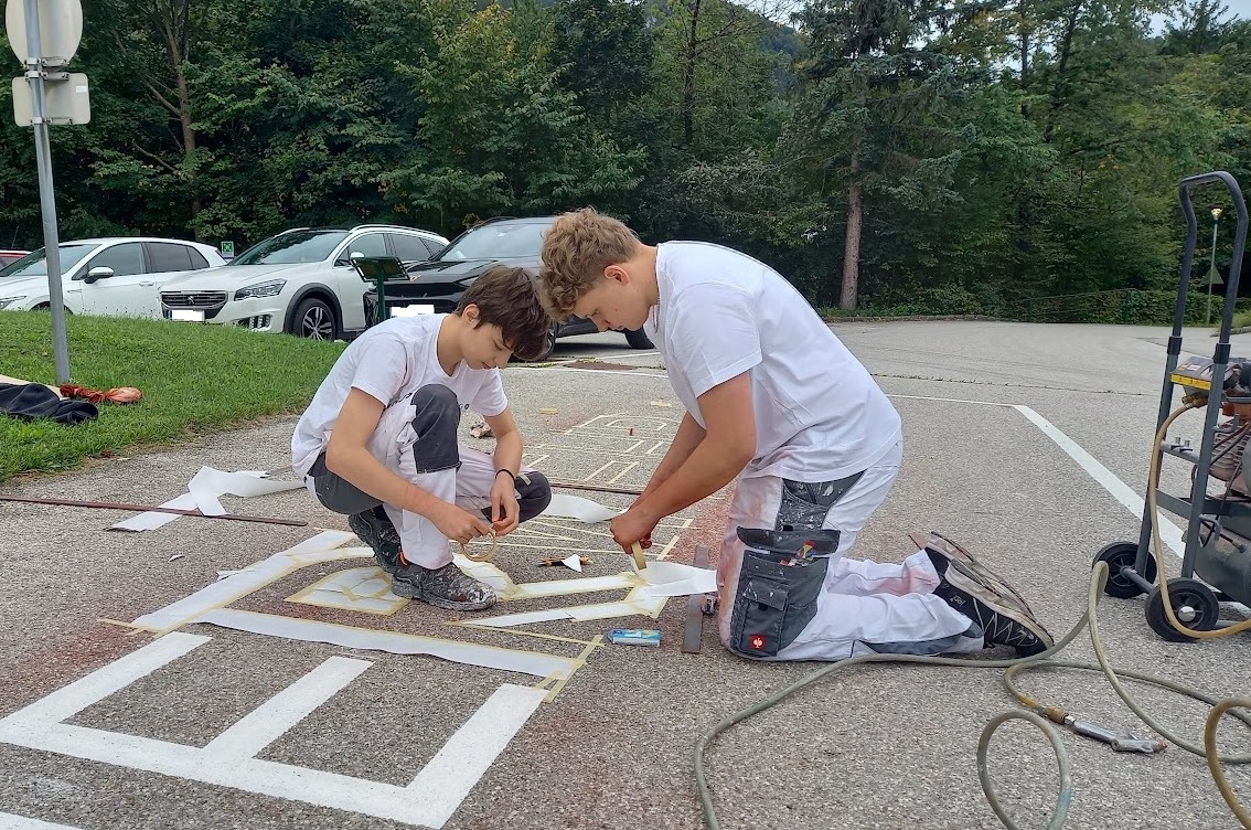 Maler gestalten Bodenmarkierungen im Unterricht