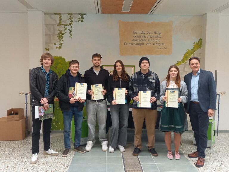 Gruppenbild der Verabschiedung des zweiten Lehrgangs