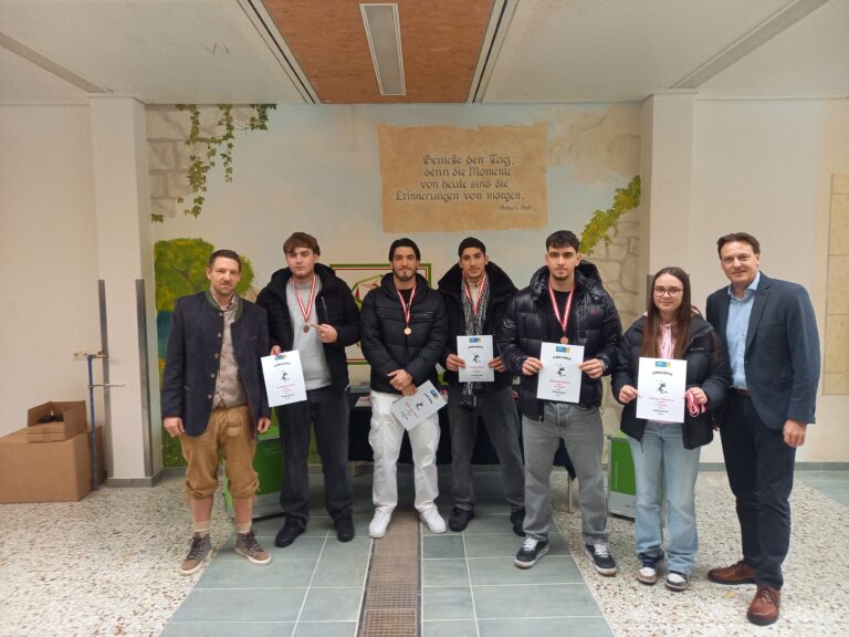 Gruppenbild der Verabschiedung des zweiten Lehrgangs