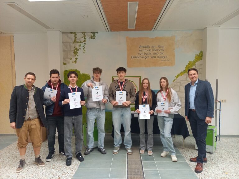 Gruppenbild der Verabschiedung des zweiten Lehrgangs