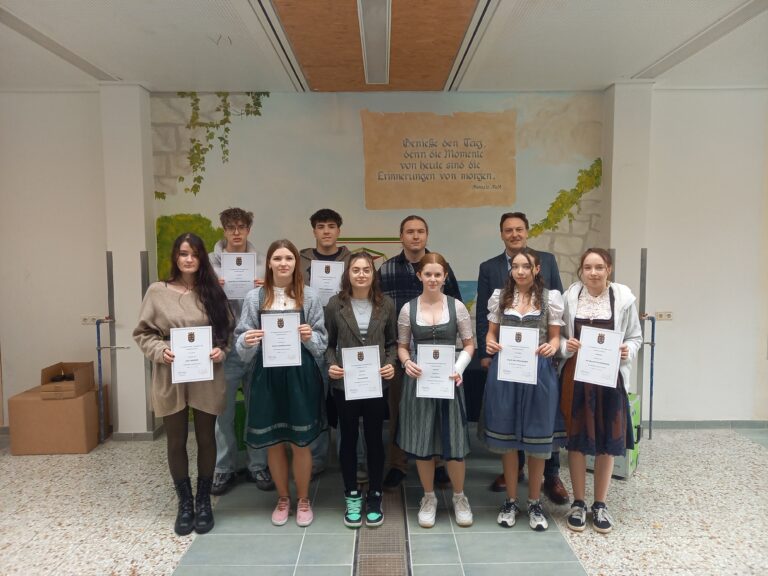 Gruppenbild der Verabschiedung des zweiten Lehrgangs