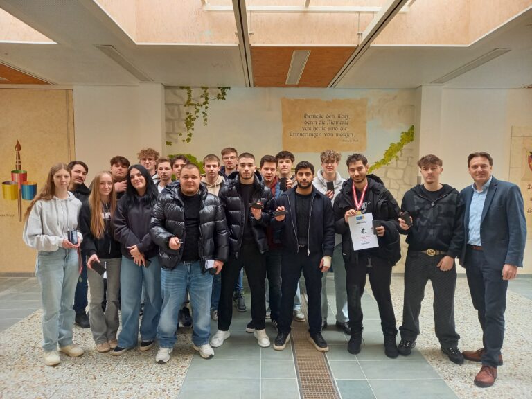 Gruppenbild der Verabschiedung des zweiten Lehrgangs