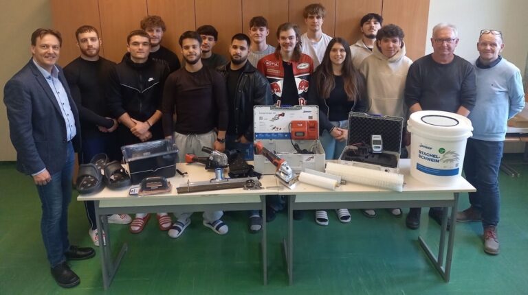 Gruppenbild der Material- und Werkzeugspende Firma Janser