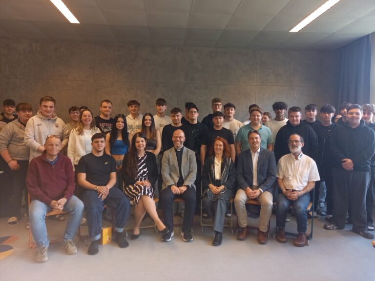 Gruppenbild mit Generalvikar Weiss, Jutta Prochaska und Schulqualitätsmanagerin Sabine Stiebler