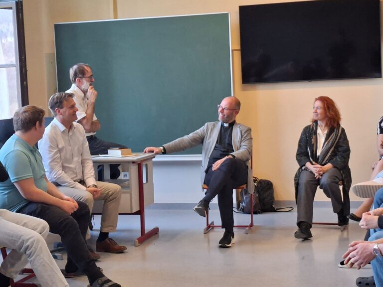 Gruppenbild mit Generalvikar Weiss, Jutta Prochaska und Schulqualitätsmanagerin Sabine Stiebler