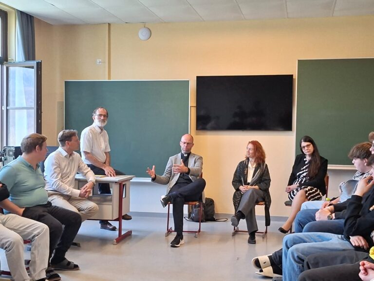 Gruppenbild mit Generalvikar Weiss, Jutta Prochaska und Schulqualitätsmanagerin Sabine Stiebler