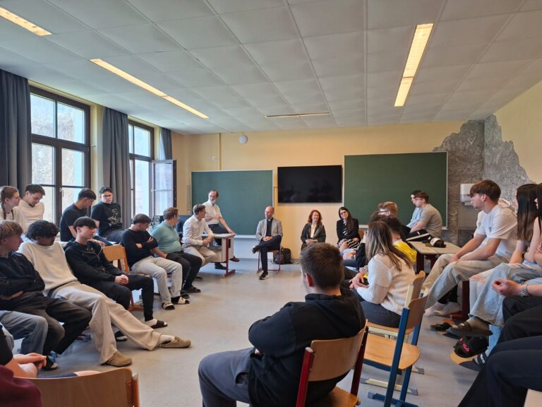 Gruppenbild mit Generalvikar Weiss, Jutta Prochaska und Schulqualitätsmanagerin Sabine Stiebler