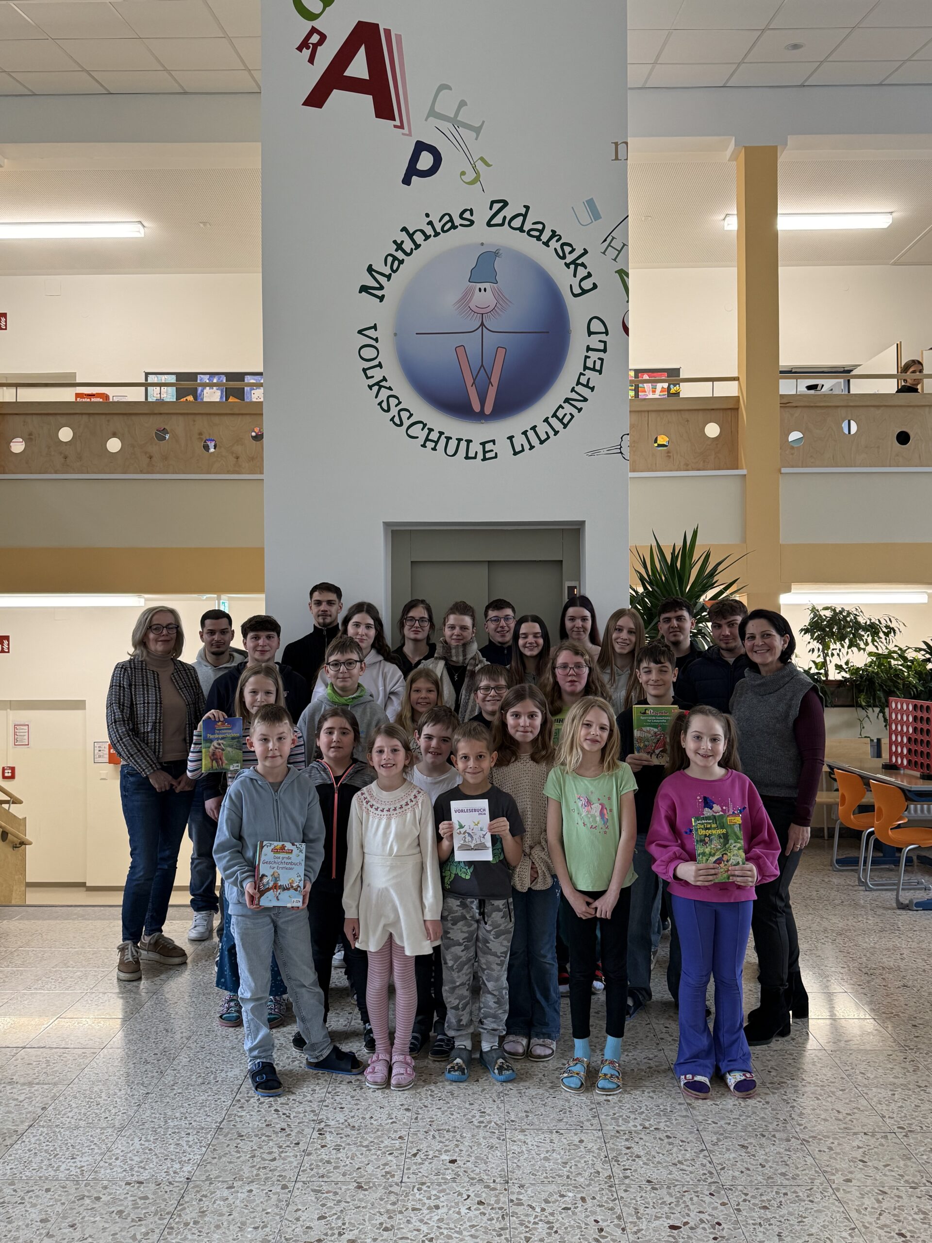 Gruppenbild vom Österreichischen Vorlesetag in der Volksschule Lilienfeld
