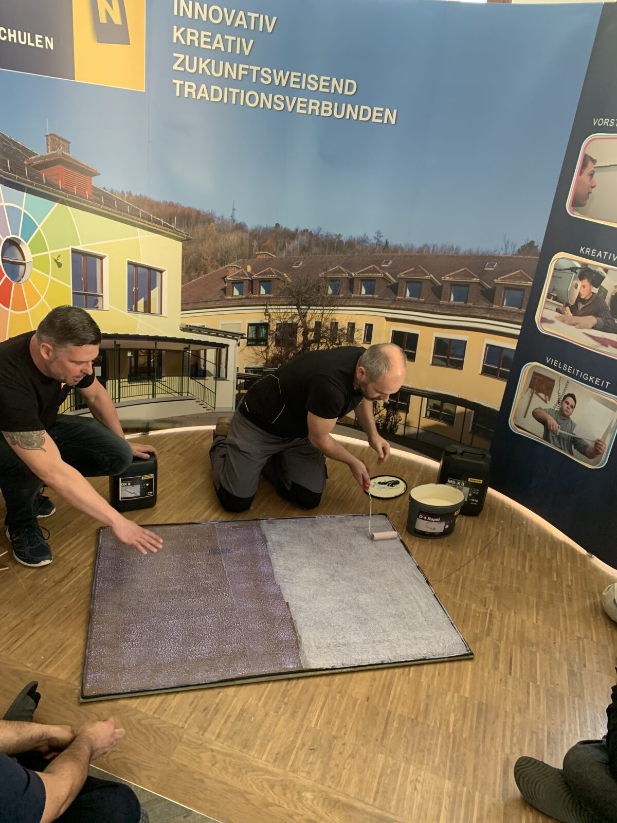 2 Personen von Murexin beim Auftragen von Grundierung und Spachtelmasse