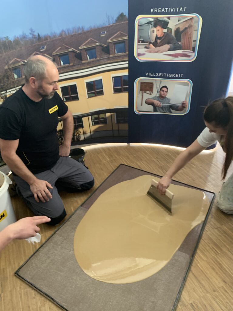 Schüler beim Verteilen der Spachtelmasse