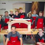 Schülerinnen beim Workshop der Firma Rath.