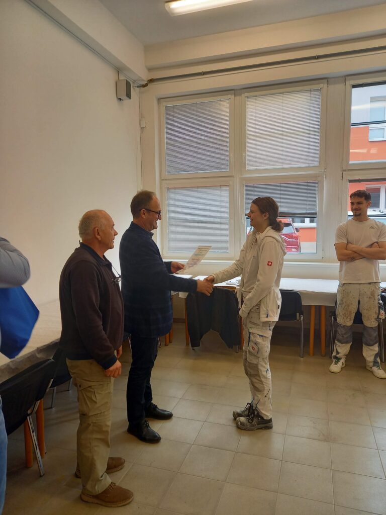 Workshop Hustopece Schülerin bei Übergabe der Urkunden