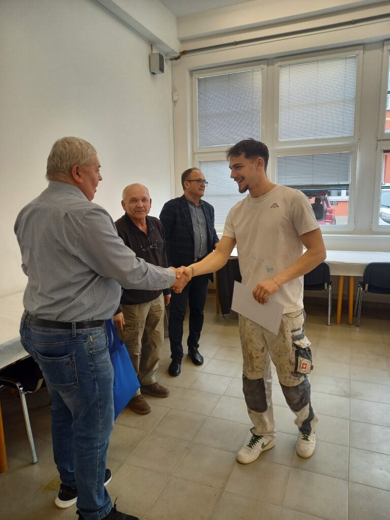 Workshop Hustopece Schüler bei Übergabe der Urkunden