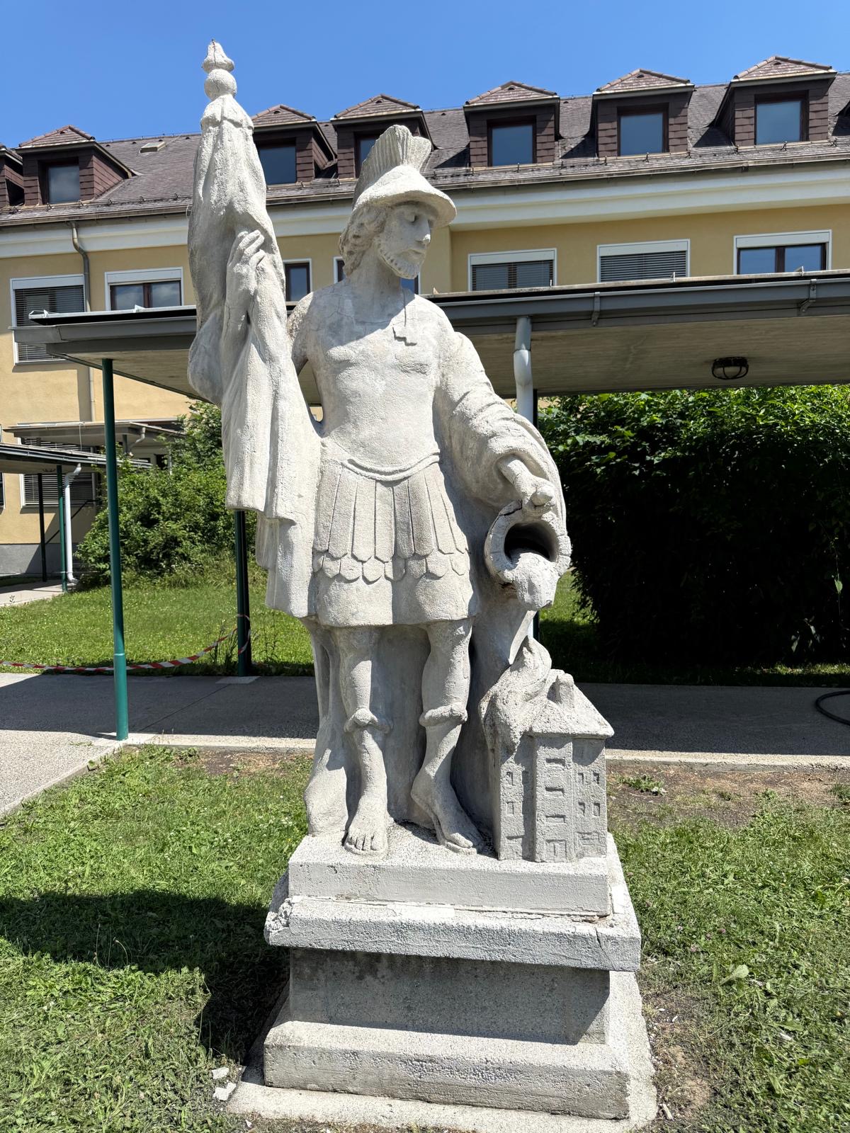 Denkmals „Hl. Florian“ im Schulhof
