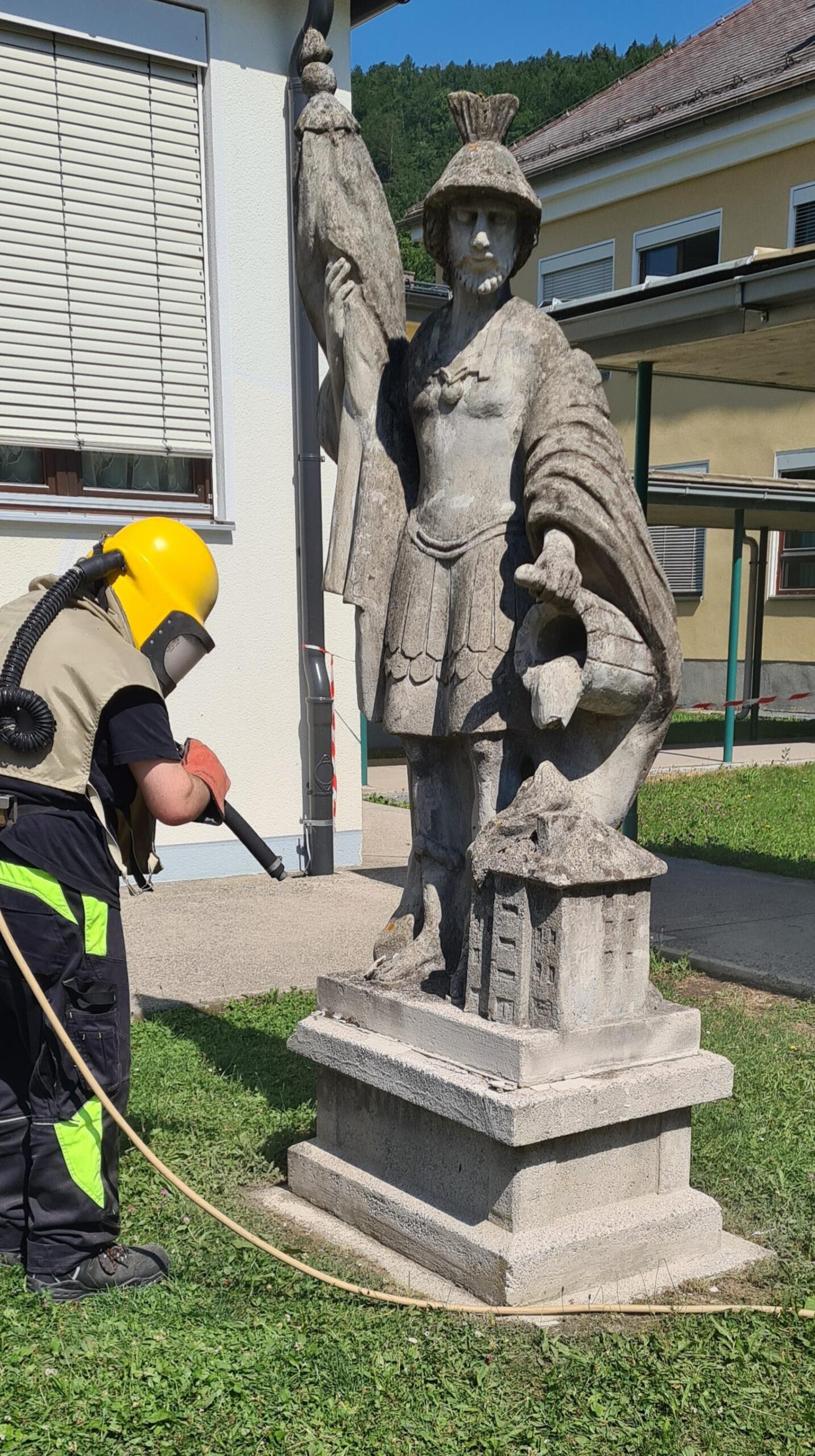 Schüler beim Reinigen des Denkmals