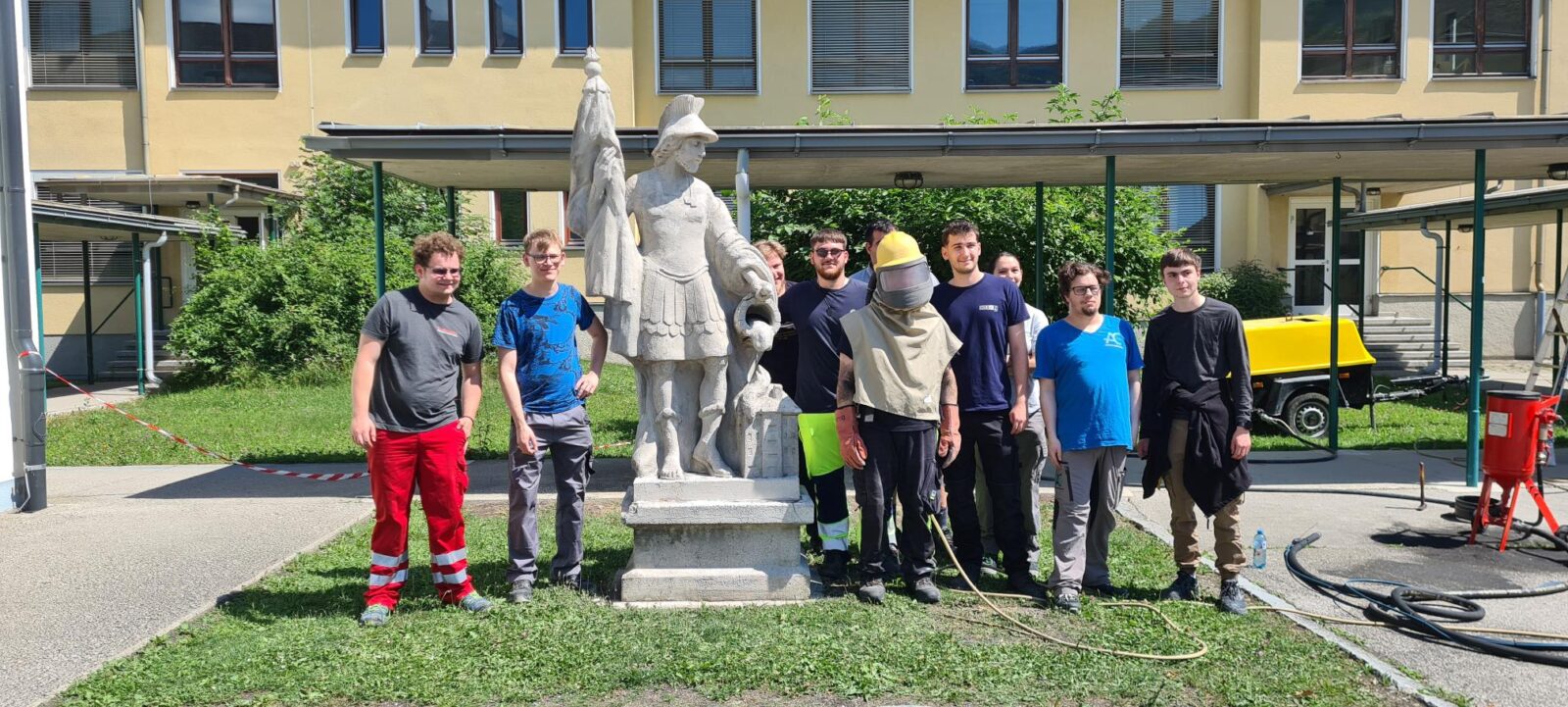 Gruppe von Schüler vor dem Denkmal Heiligen Florian