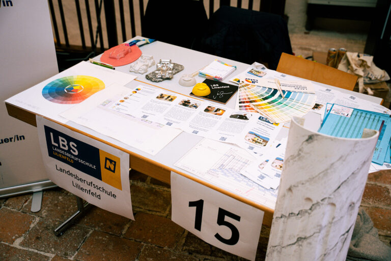 Schüler sitzend am Ausstellungstisch bei der BIL
