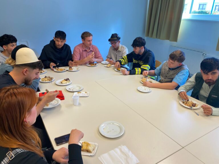 Schüler/innen beim Essen