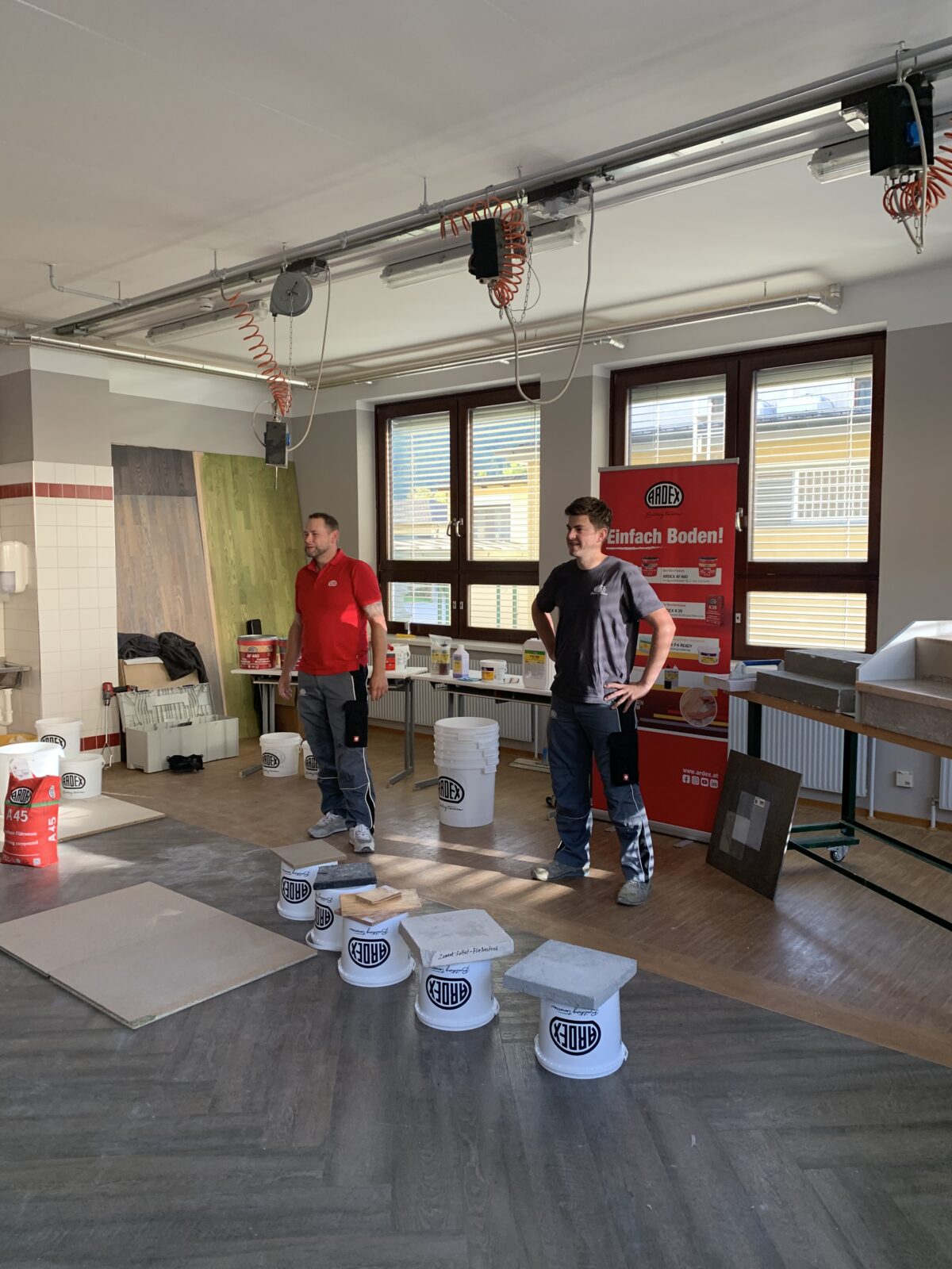 Fa. Ardex bei Schulung im Klassenzimmer