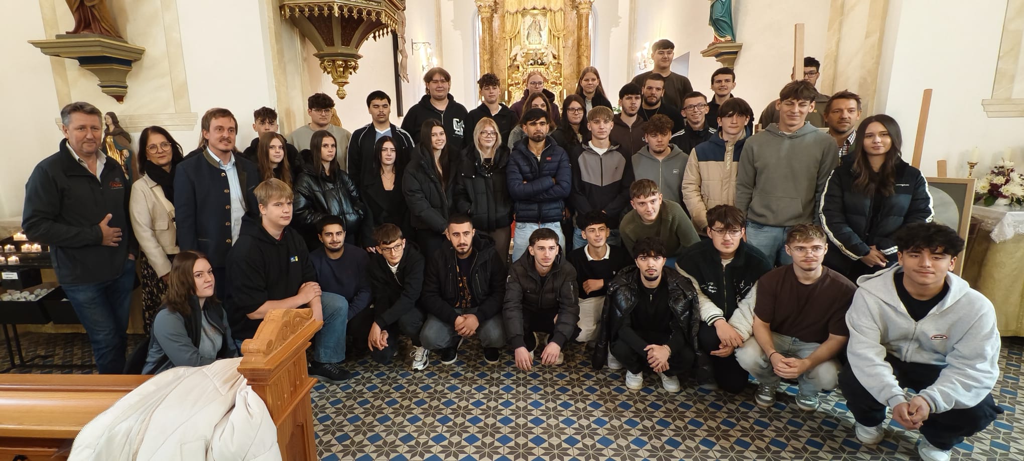 Gruppe von Jugendlichen und Erwachsenen in einer Kirche in Österreich
